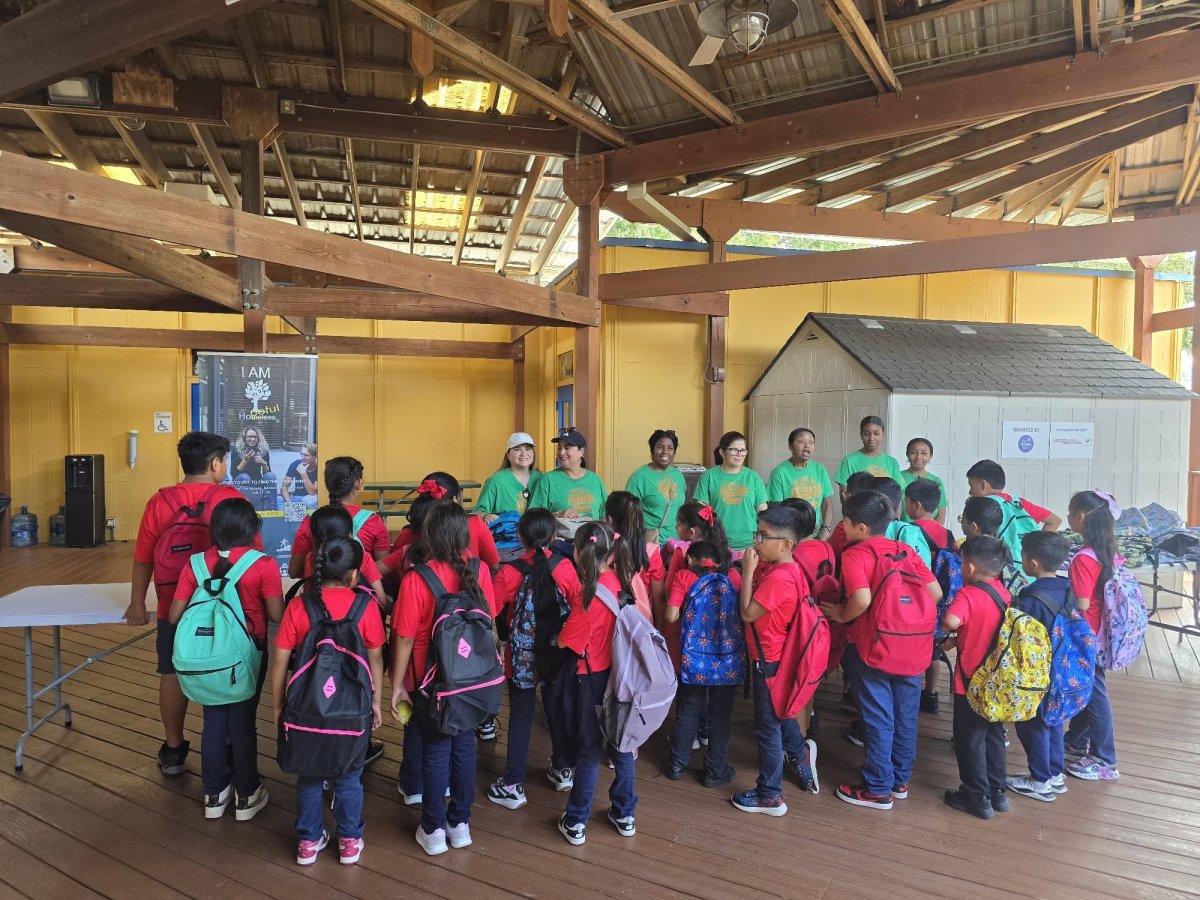 Entrega de mochilas escolares
