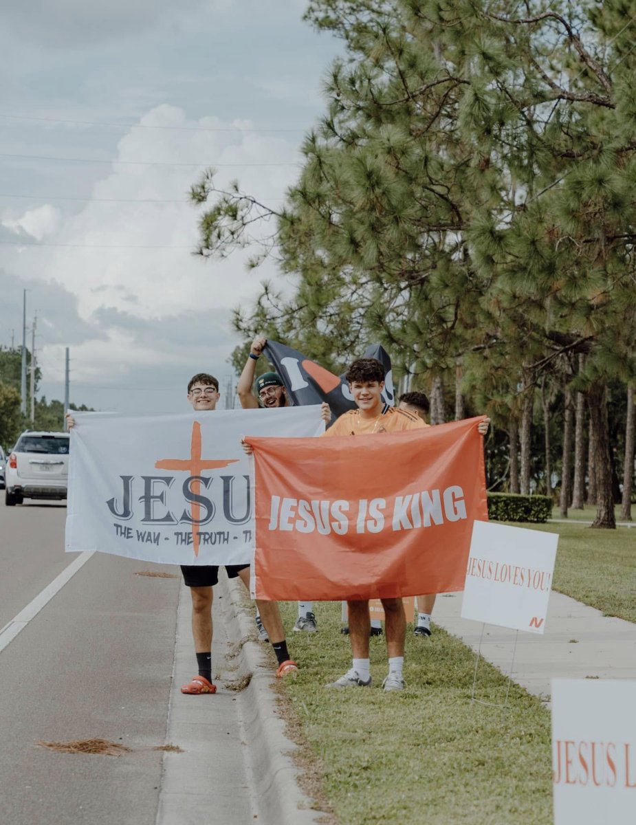 Evangelismo: jóvenes en la calle con banderas