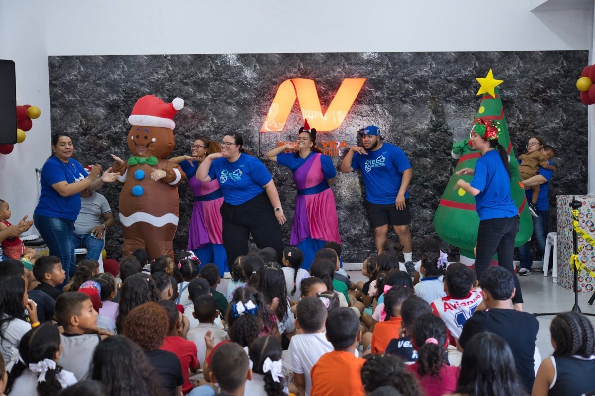 Celebración navideña con niños en misiones
