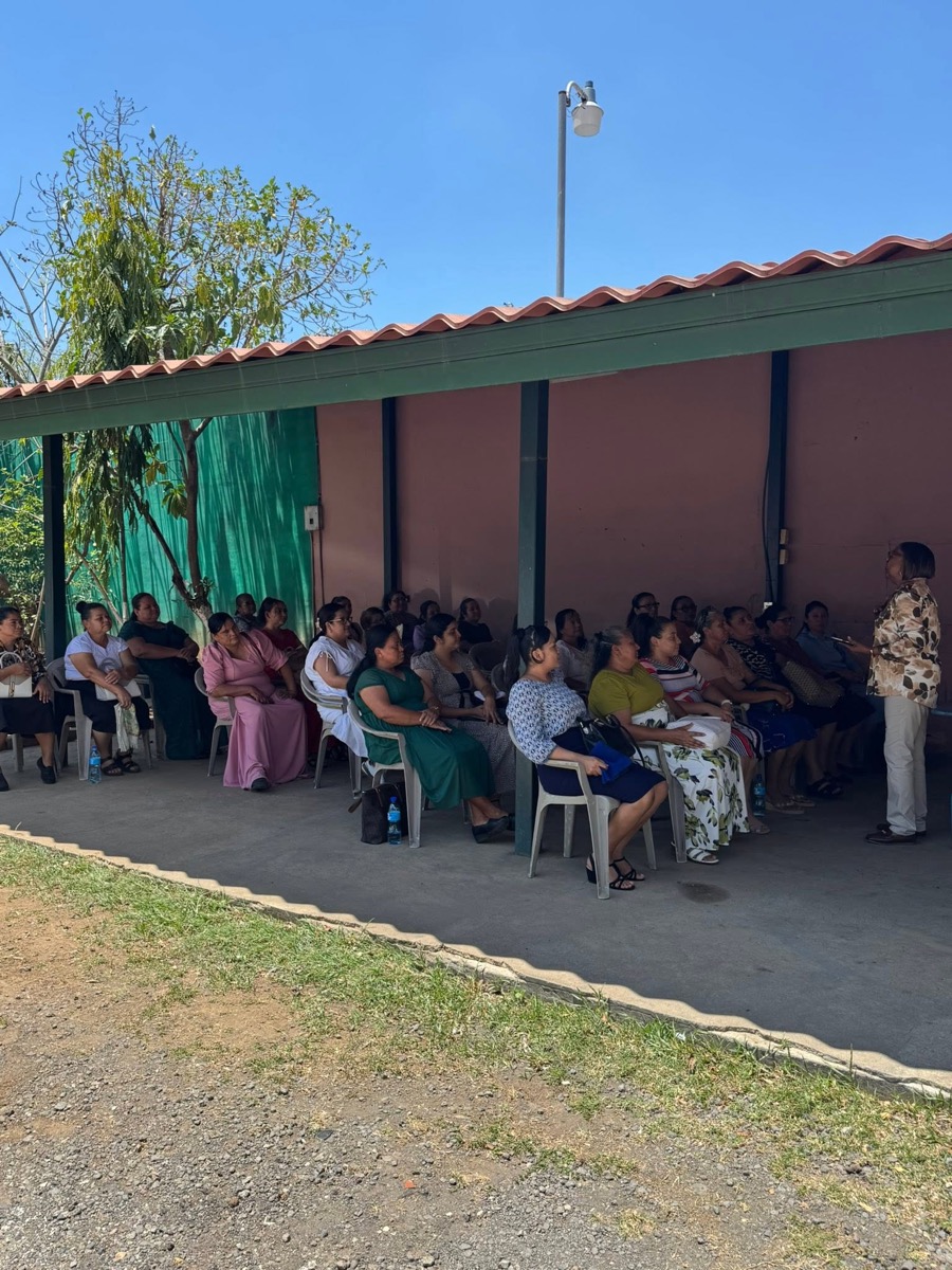 Congregación reunida en una de nuestras iglesias misioneras en Colombia