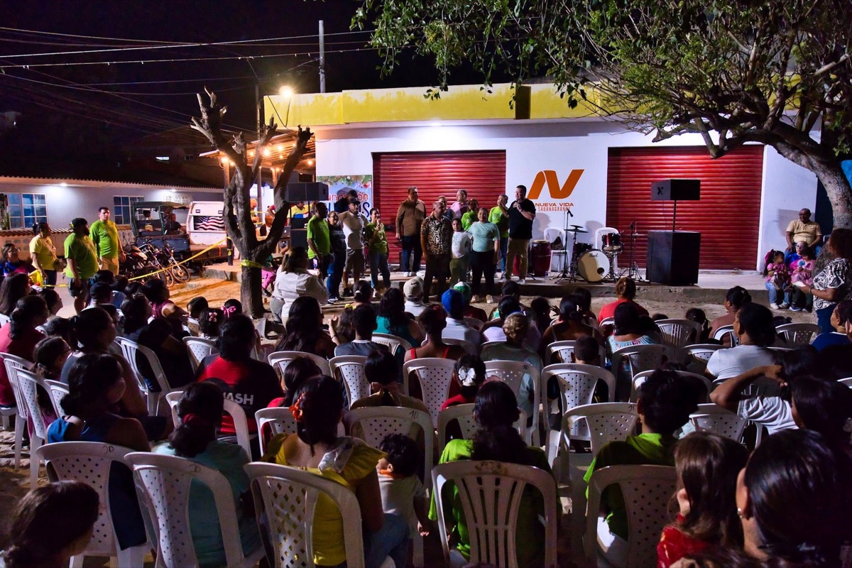 Actividad evangelística nocturna en Sabana Grande, Colombia