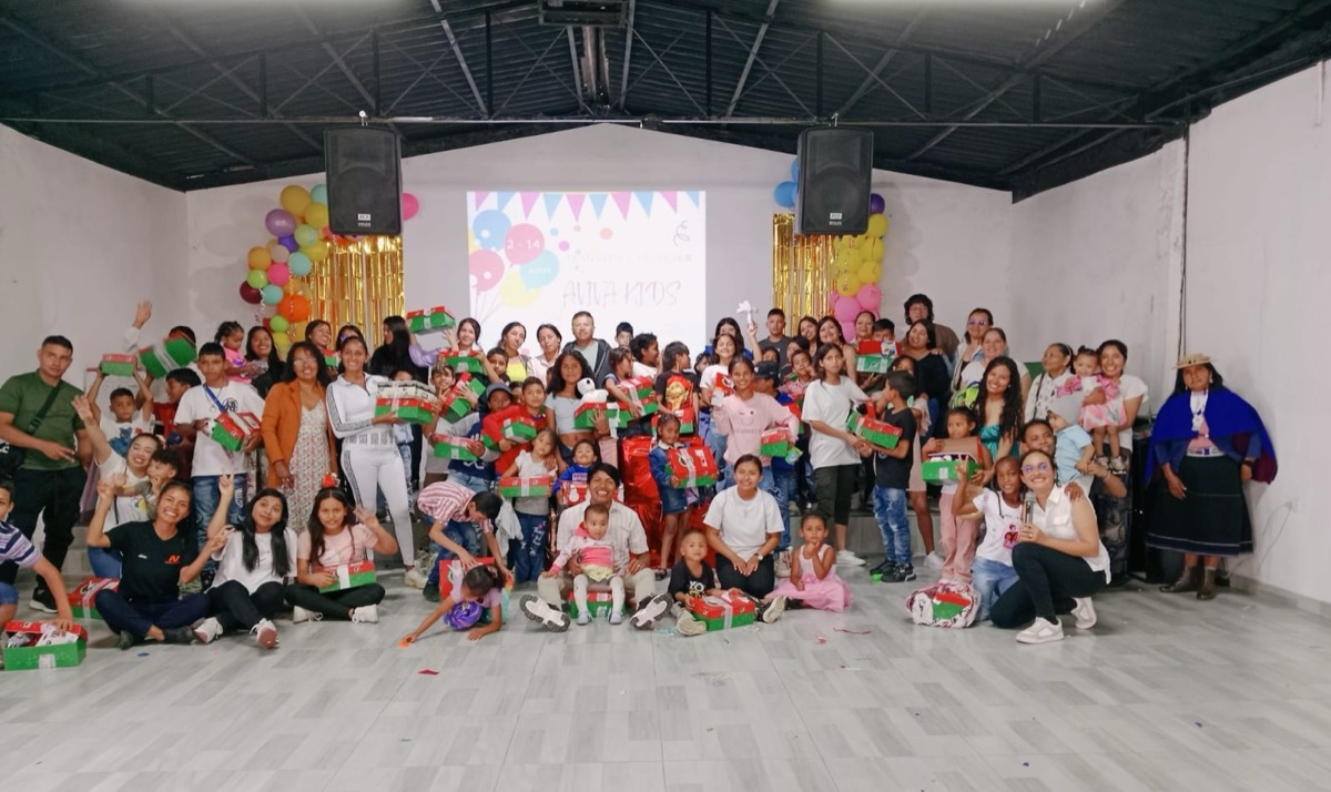 Celebración de entrega de regalos con la comunidad misionera