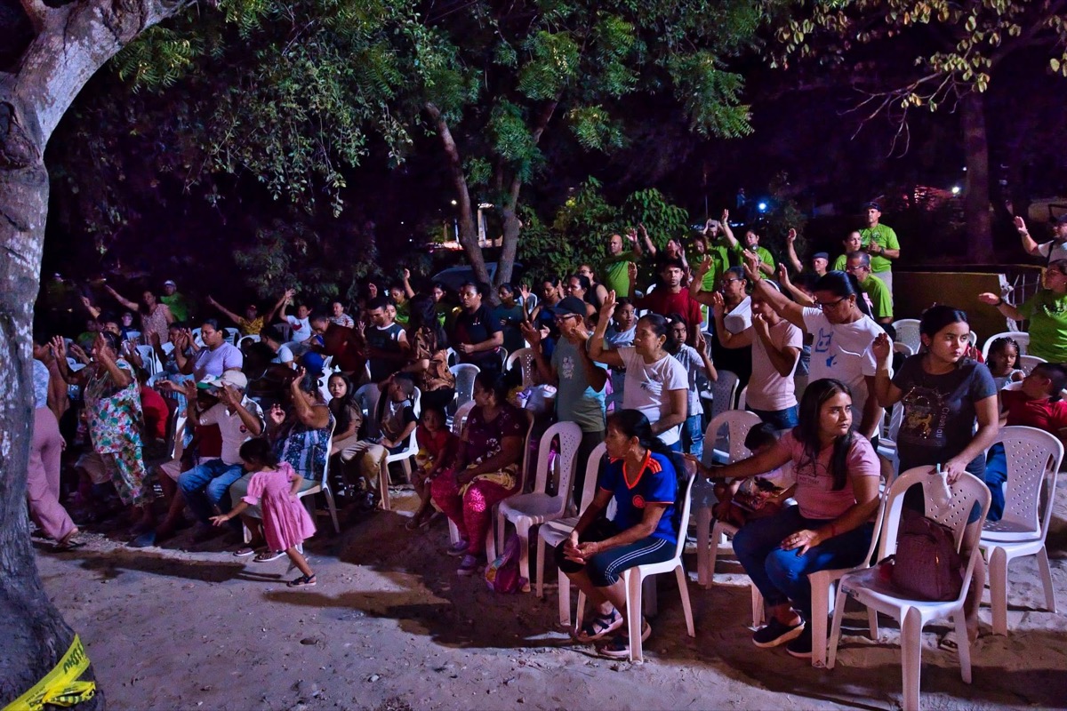 Actividad evangelística nocturna al aire libre