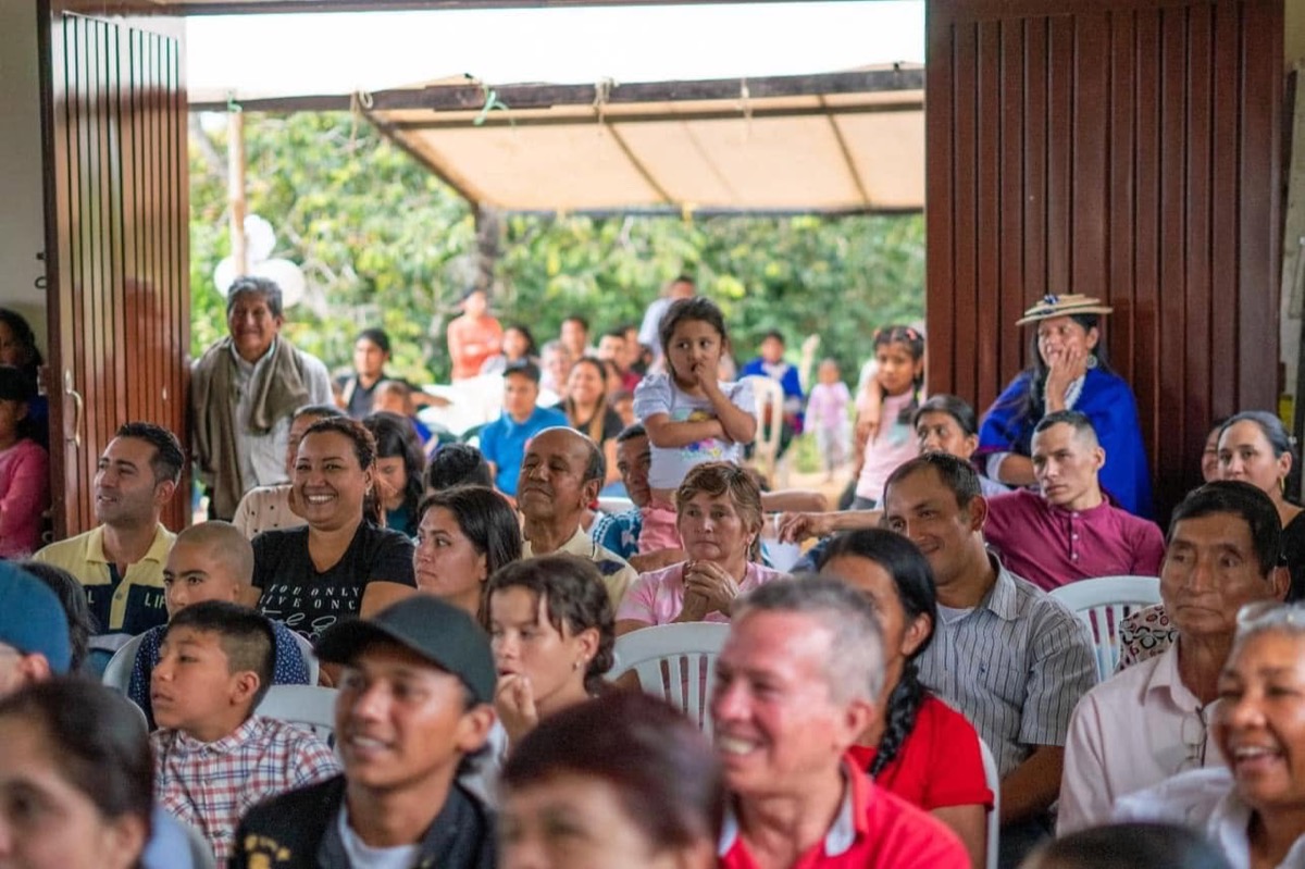 Congregación reunida bajo el pabellón de una de nuestras misiones