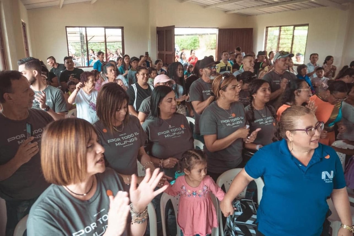 Equipo misionero en una jornada de servicio