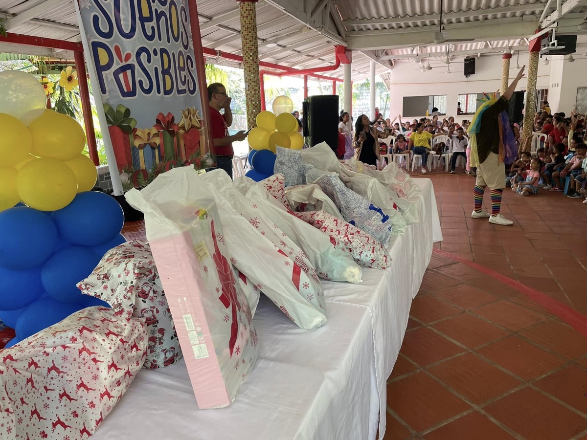Entrega de regalos Sueños Posibles a niños en misiones